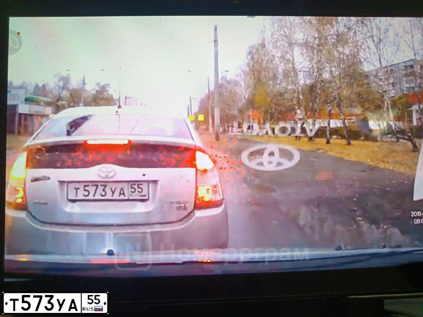 Фото автомобиля TOYOTA PRIUS, 2006 — госномер Т573УА55. Цвет: СЕРЫЙ