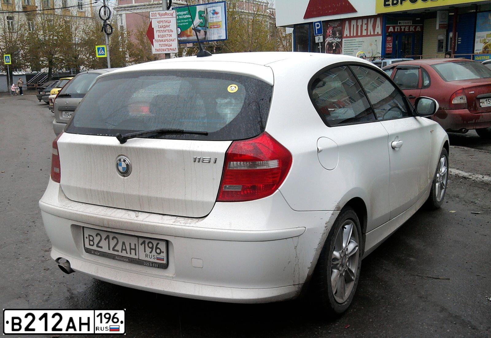 Фото автомобиля BMW SERIE 1, 2010 — госномер О052КР196. Цвет: Белый
