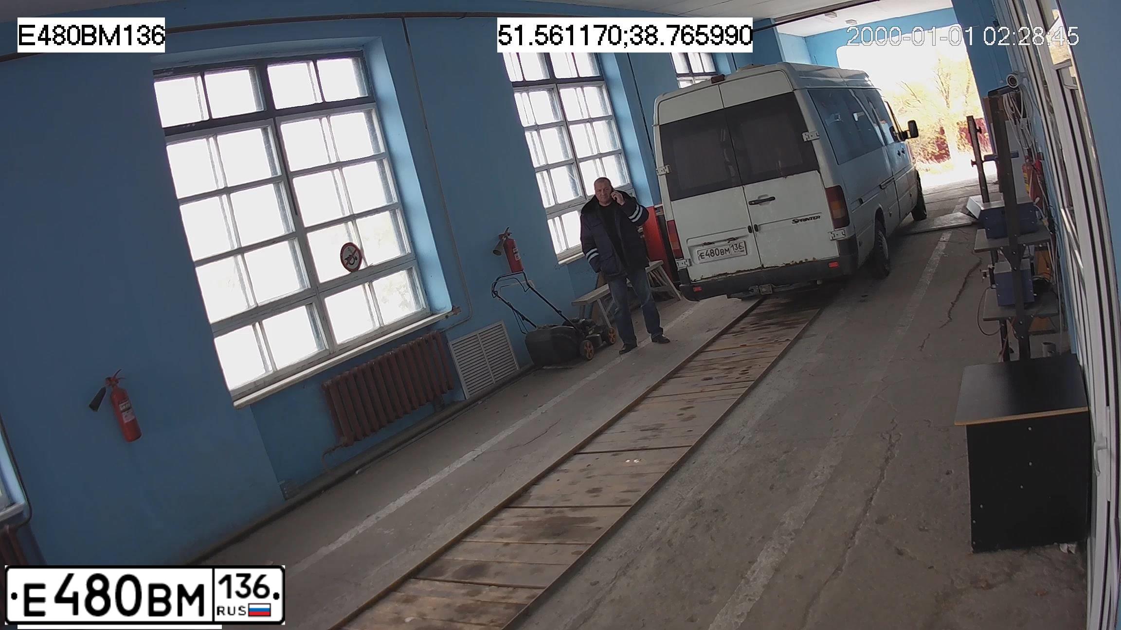 Фото автомобиля VOLKSWAGEN LT, 2004 — госномер Е480ВМ136. Цвет: Белый