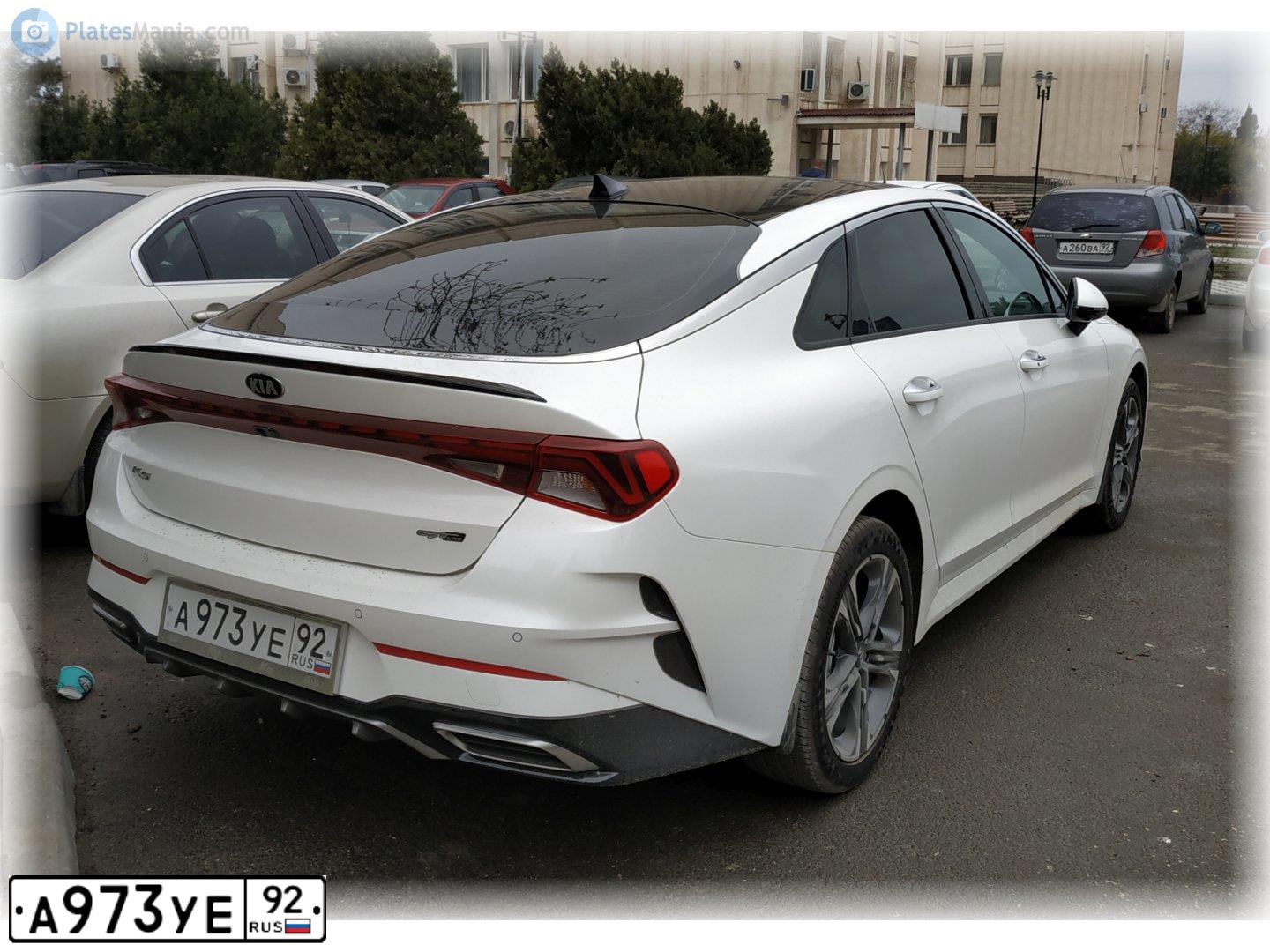 Фото автомобиля KIA K5, 2021 — госномер Р303МВ790. Цвет: Белый