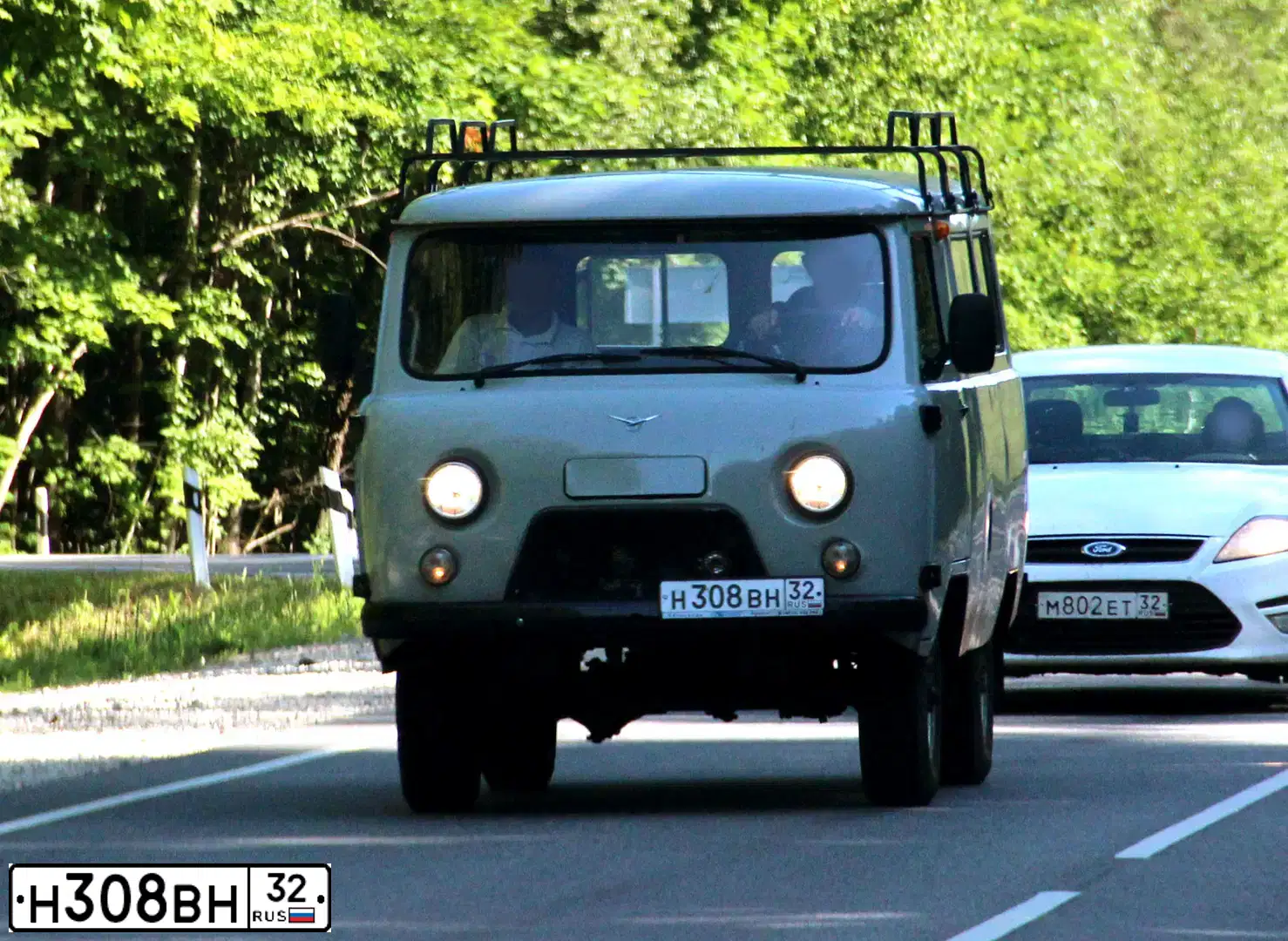 Фото автомобиля UAZ 3741, 2015 — госномер Н308ВН32. Цвет: Светло-Серый НЕМЕТАЛЛИК