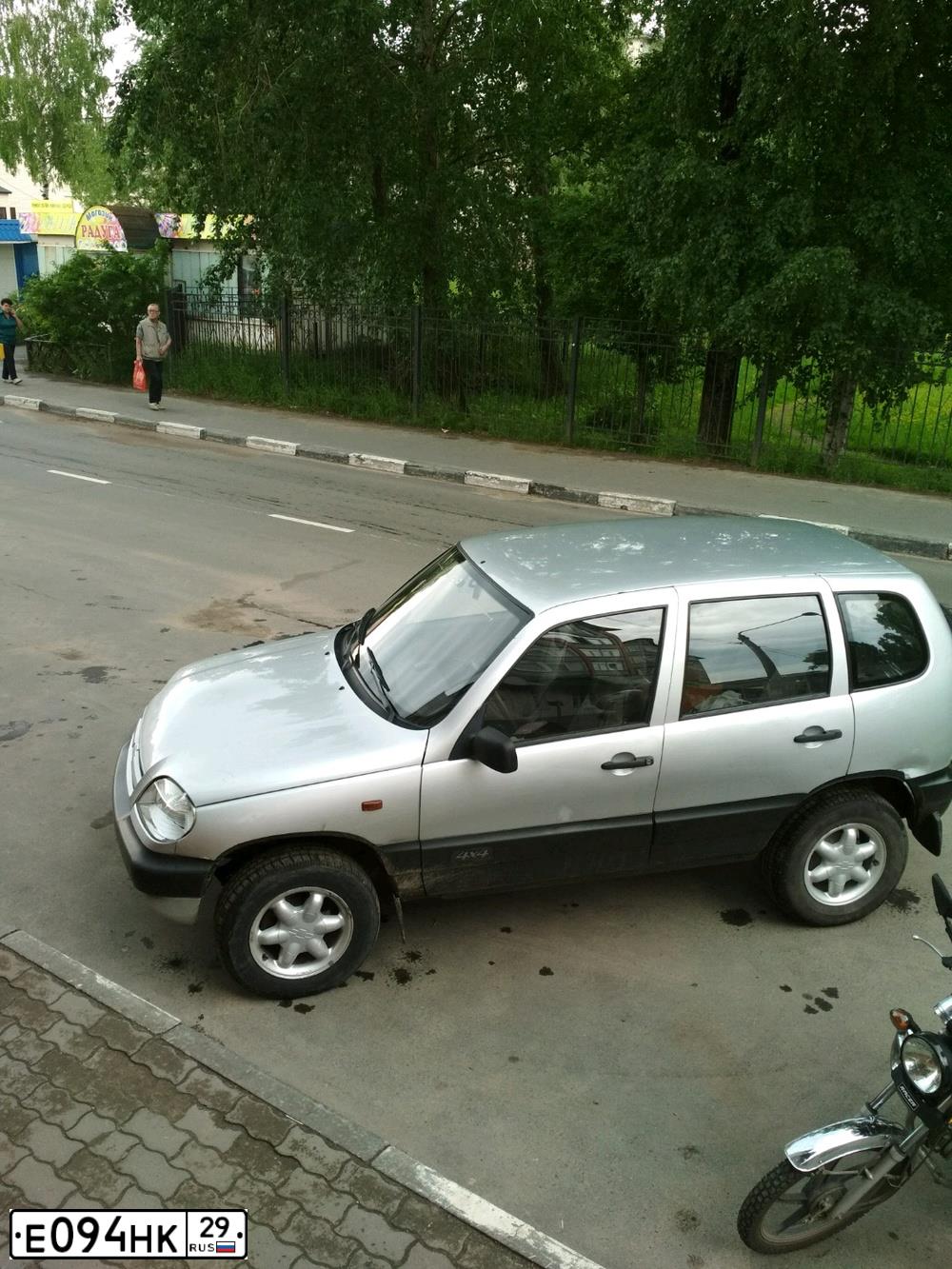 Фото автомобиля CHEVROLET NIVA, 2004 — госномер Е094НК29. Цвет: СВЕТЛО-СЕРЫЙ