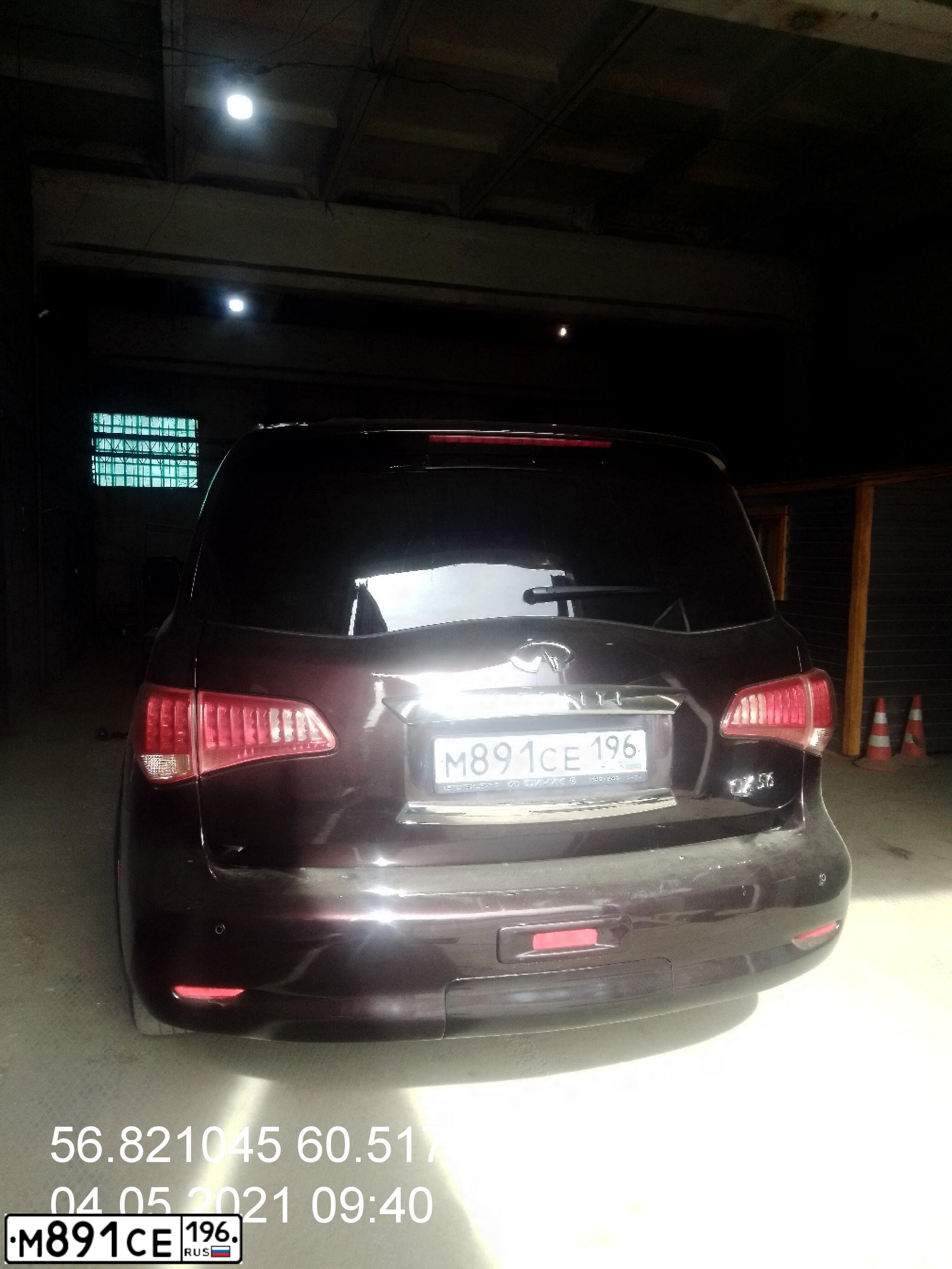 Фото автомобиля INFINITI QX80 /QX56/, 2011 — госномер Е999АЕ123. Цвет: ТЕМНО-БОРДОВЫЙ