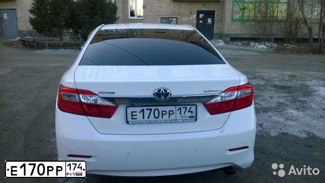 Фото автомобиля TOYOTA CAMRY, 2013 — госномер Е170РР174. Цвет: БЕЛЫЙ