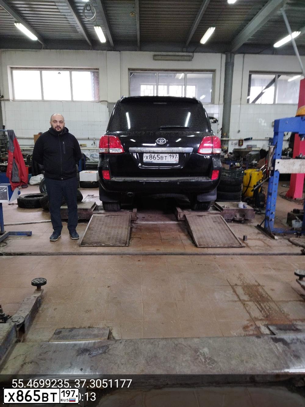 Фото автомобиля TOYOTA LANDCRUISER 200, 2010 — госномер В010РР799. Цвет: ЧЕРНЫЙ