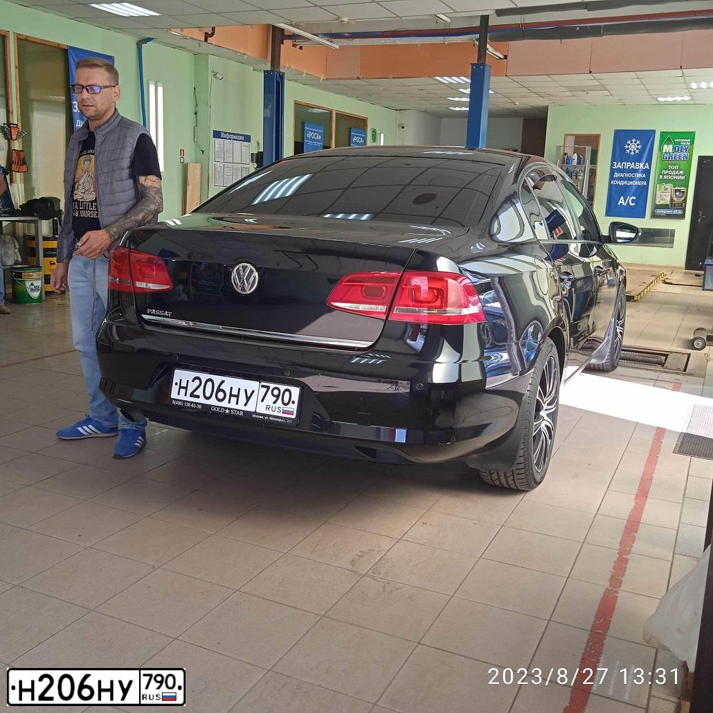 Фото автомобиля VOLKSWAGEN PASSAT, 2014 — госномер В215ЕР180. Цвет: ЧЕРНЫЙ