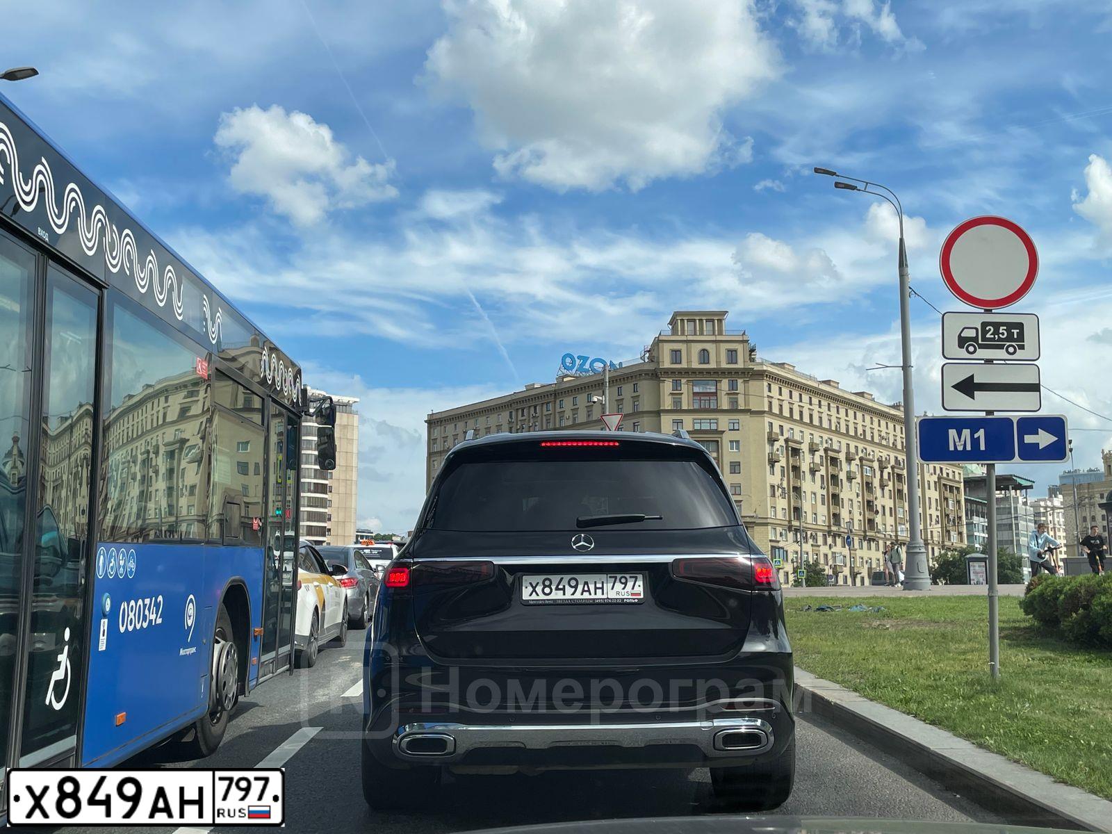 Фото автомобиля MERCEDES-BENZ GLS400D, 2019 — госномер В341УВ124. Цвет: ЧЕРНЫЙ