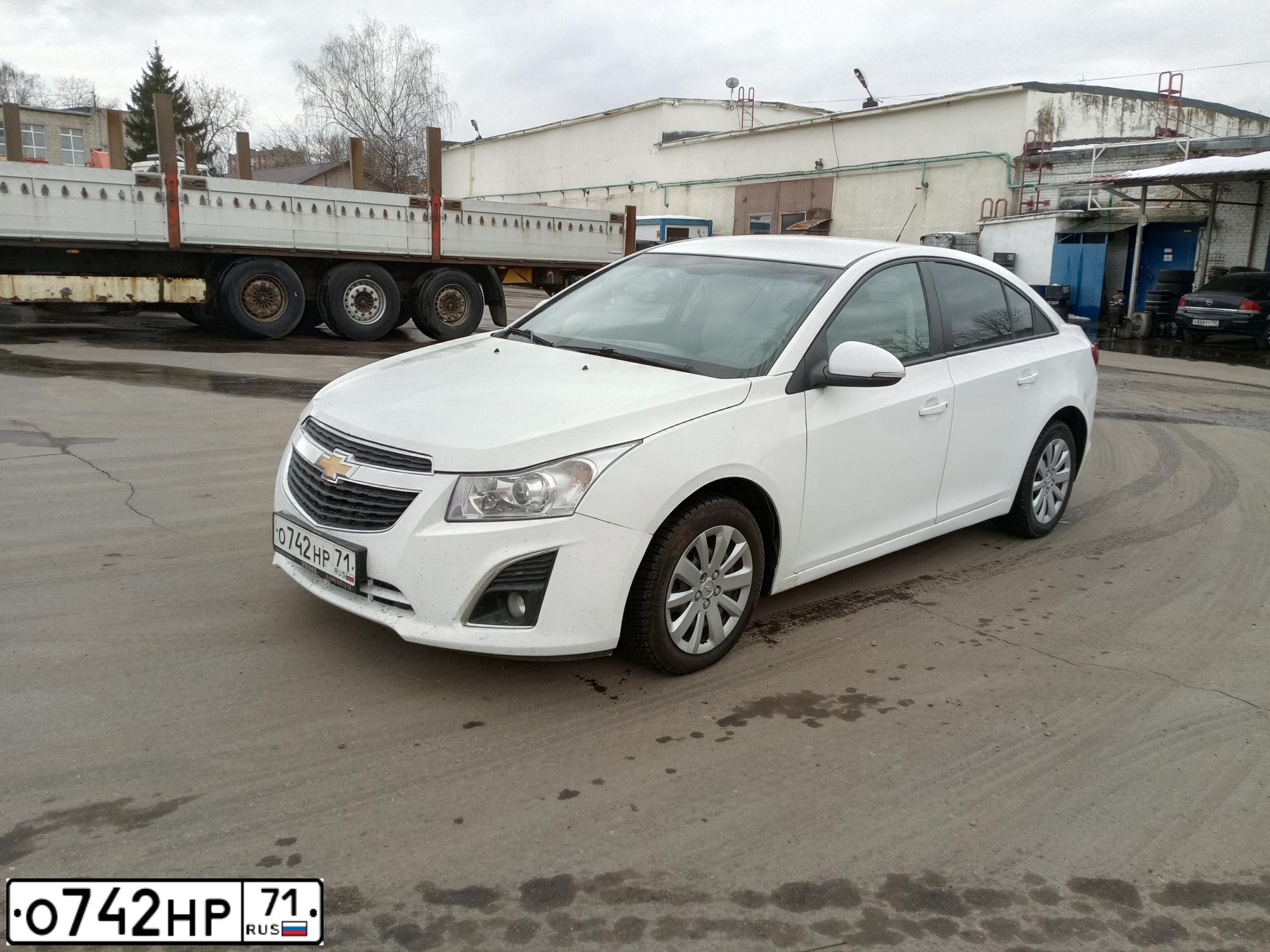 Фото автомобиля CHEVROLET CRUZE, 2014 — госномер Е530УВ797. Цвет: Белый