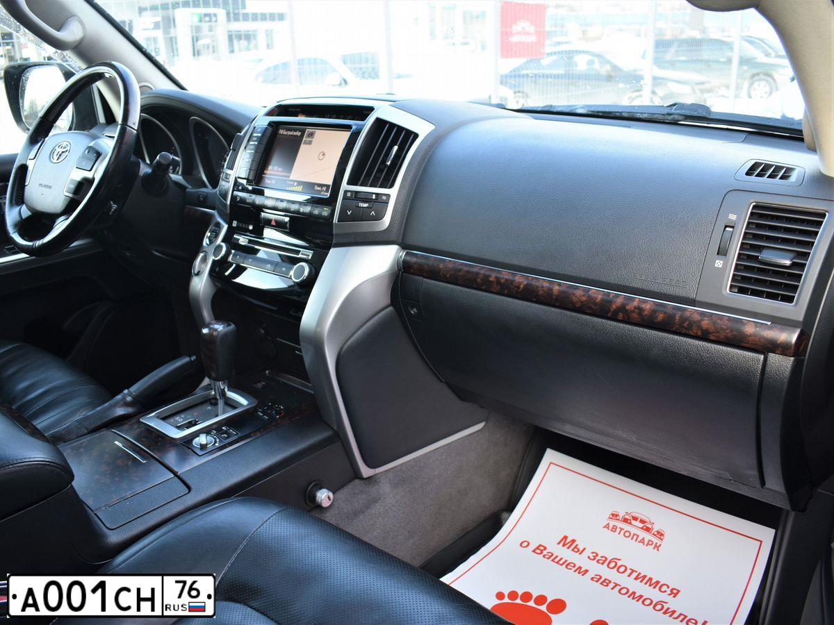 Фото автомобиля TOYOTA LANDCRUISER 200, 2013 — госномер У111МК76. Цвет: ЧЕРНЫЙ