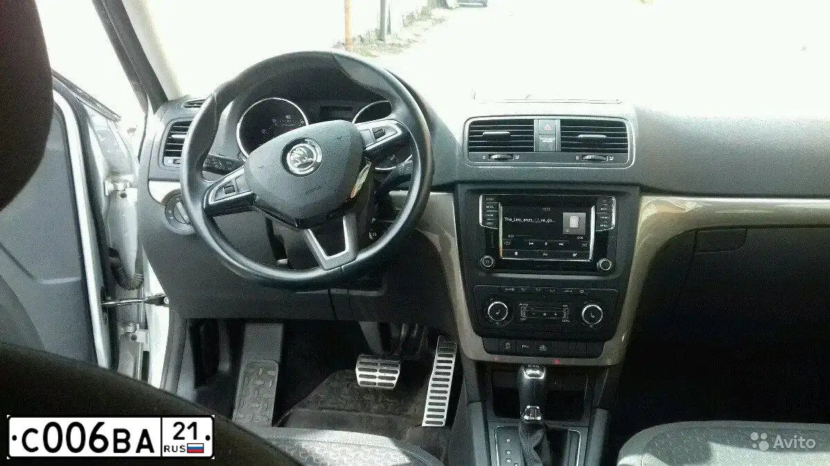 Фото автомобиля SKODA YETI, 2015 — госномер В100ЕТ716. Цвет: серебристый