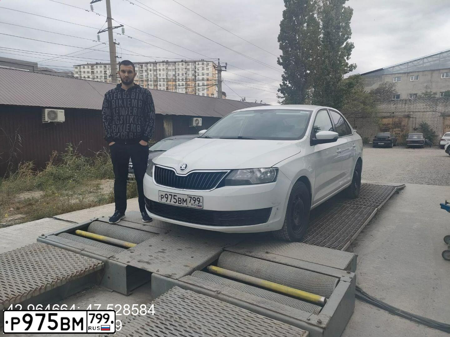 Фото автомобиля SKODA RAPID, 2017 — госномер С381ХУ05. Цвет: БЕЛЫЙ