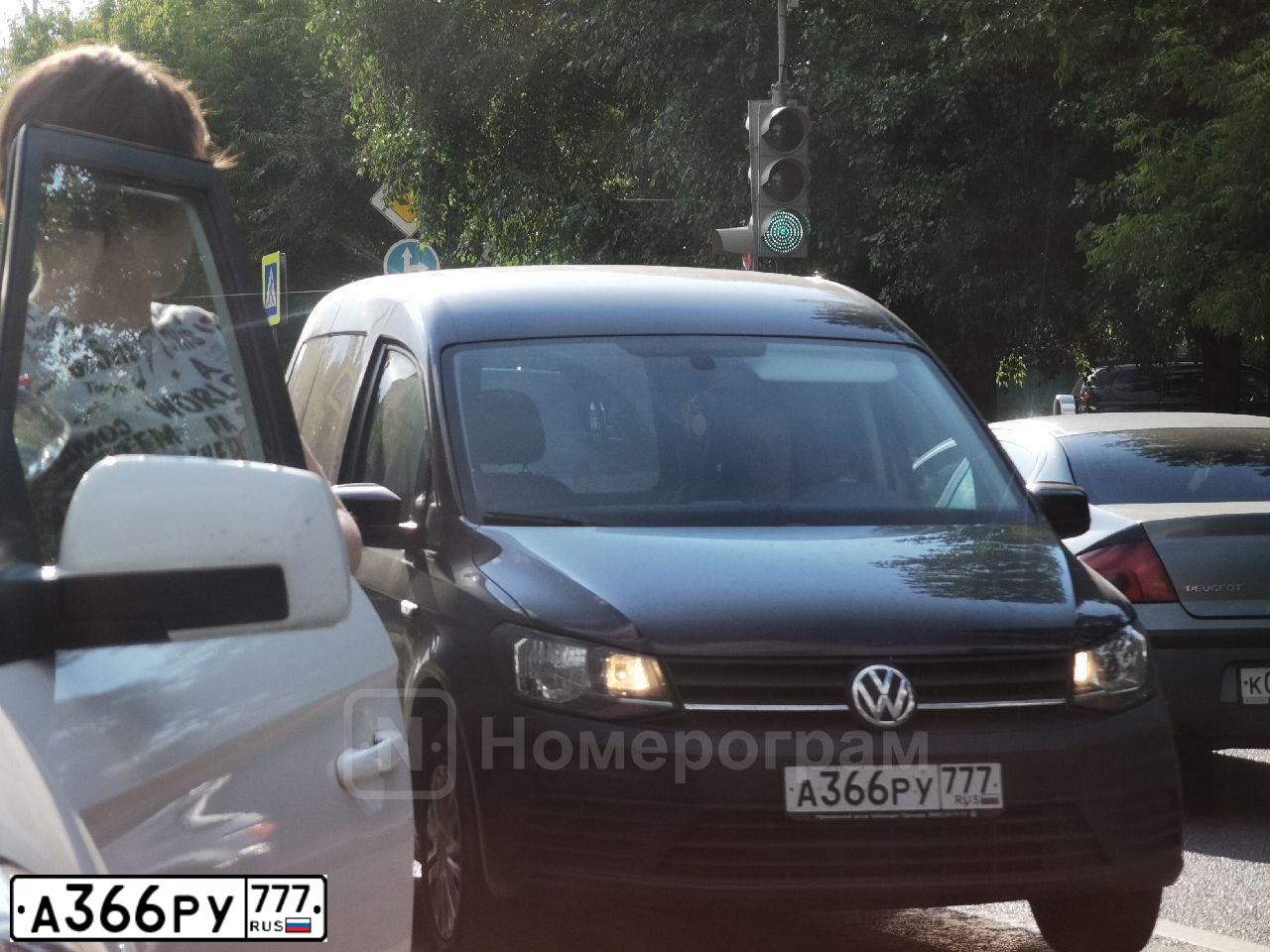 Фото автомобиля VOLKSWAGEN CADDY, 2016 — госномер А366РУ777. Цвет: ТЕМНО-БОРДОВЫЙ