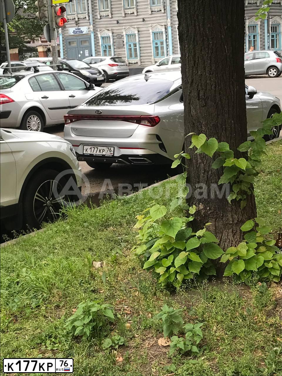 Фото автомобиля KIA K5, 2020 — госномер Е278СЕ43. Цвет: СЕРЫЙ