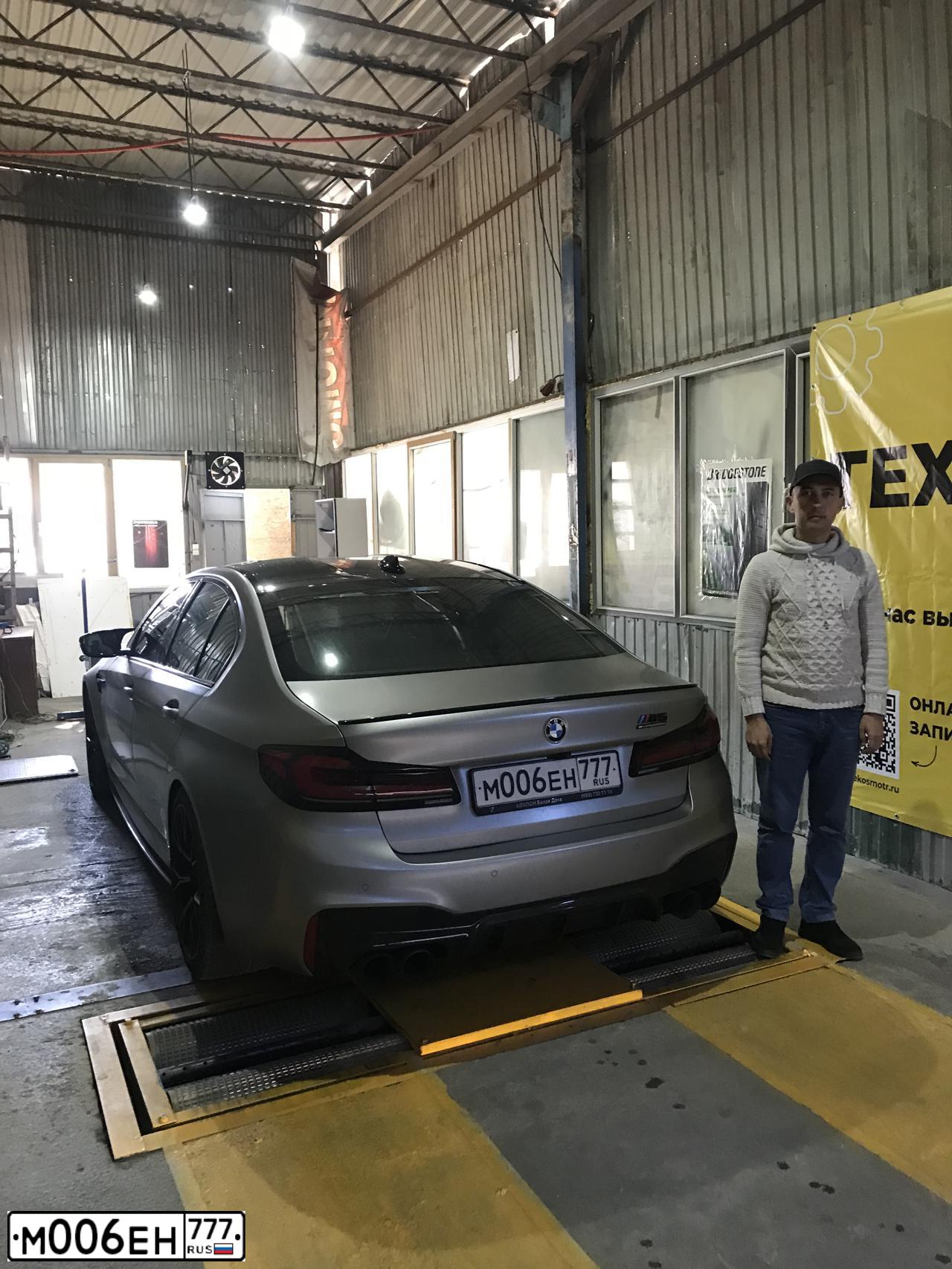 Фото автомобиля BMW M5, 2018 — госномер М006ЕН777. Цвет: Серый