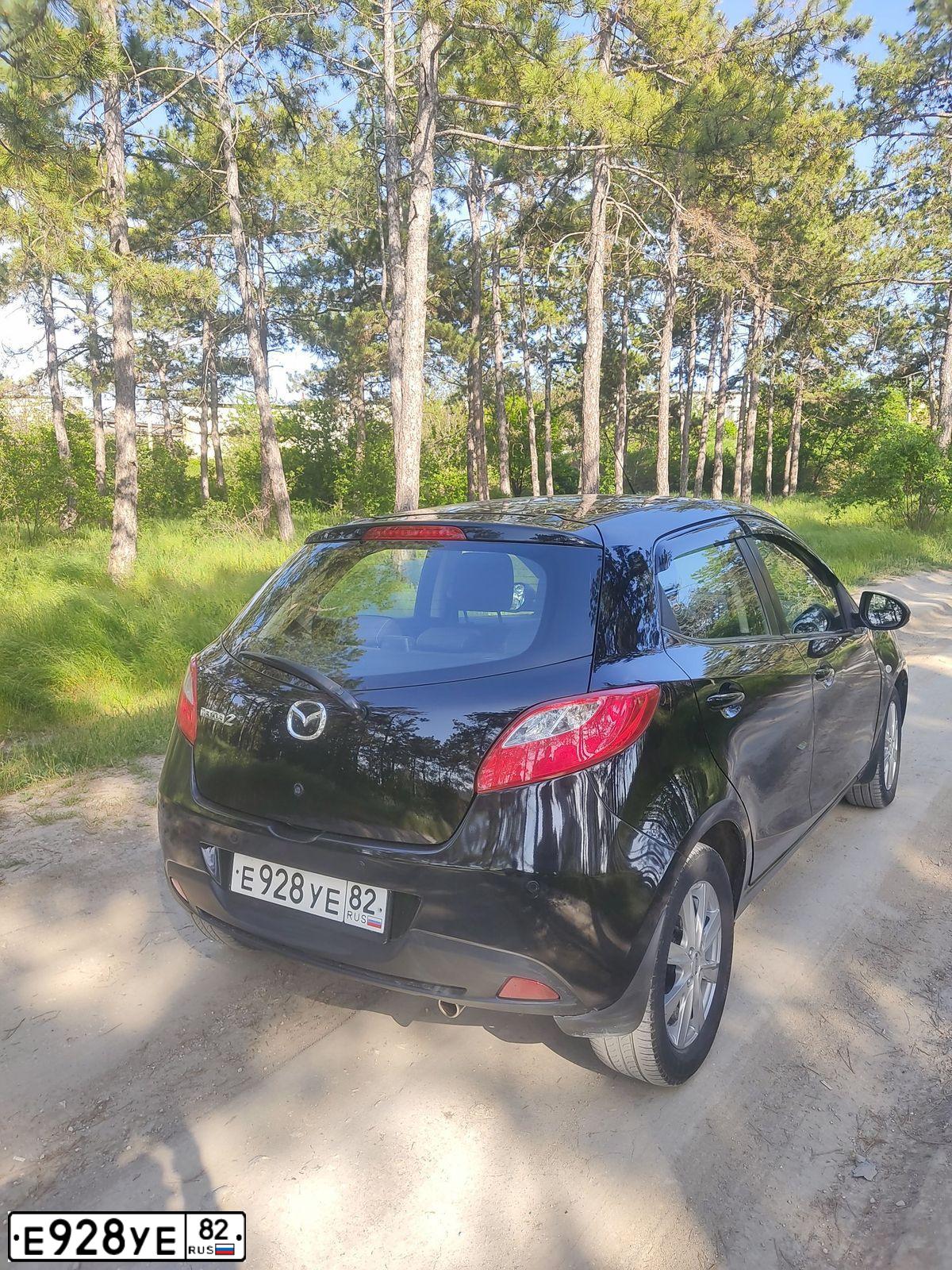 Фото автомобиля MAZDA 2, 2008 — госномер Е928УЕ82. Цвет: ЧЕРНЫЙ