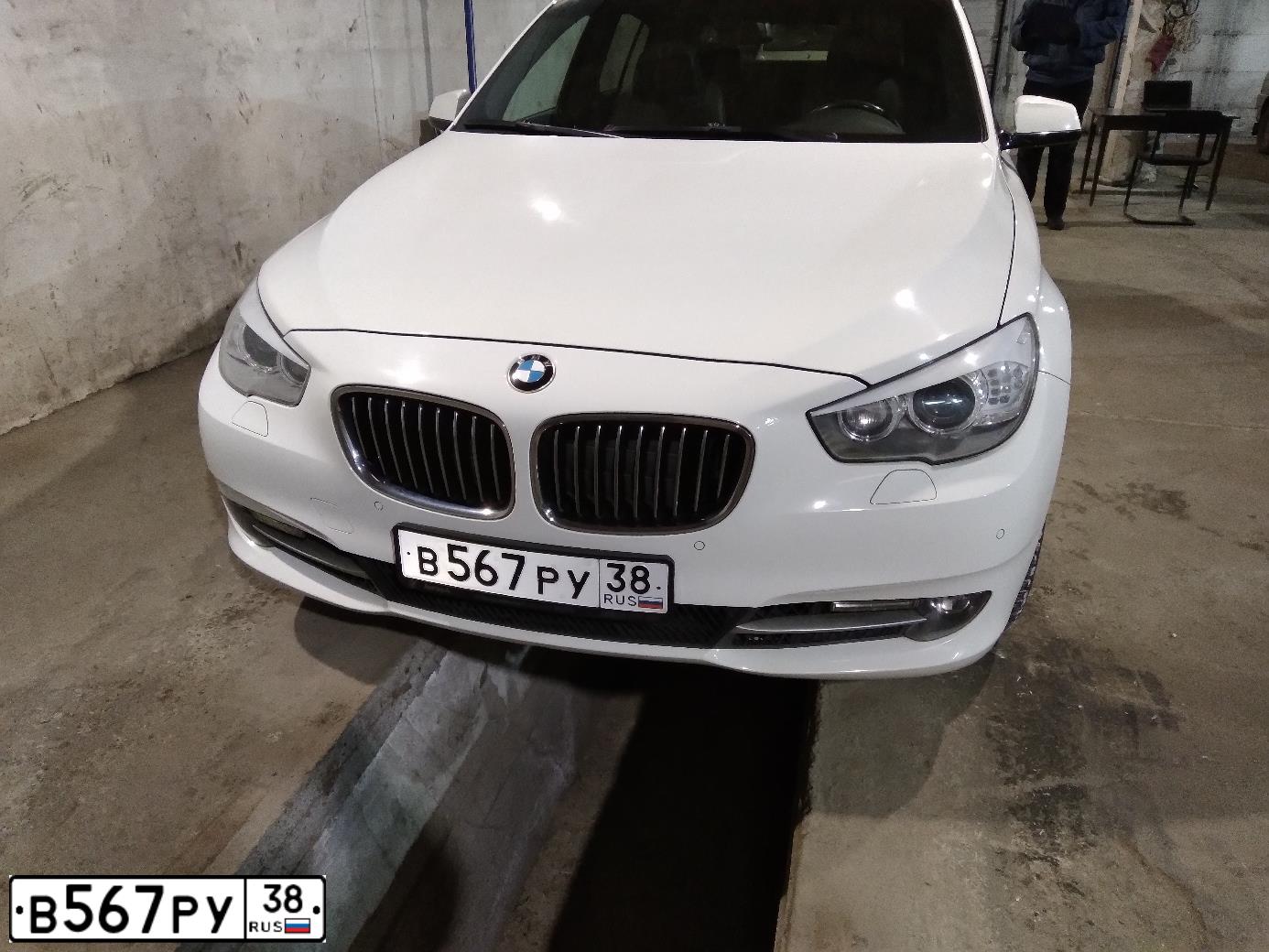 Фото автомобиля BMW SERIE 5 GT, 2010 — госномер В567РУ38. Цвет: Белый