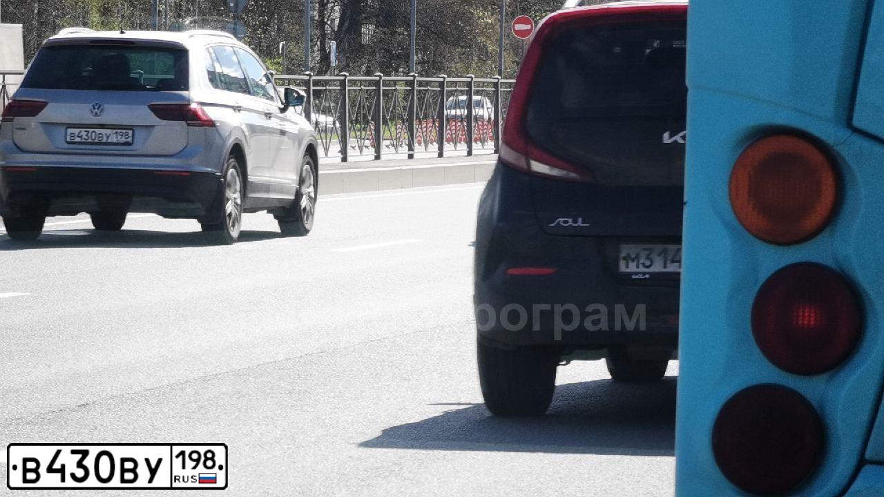Фото автомобиля VOLKSWAGEN TIGUAN, 2018 — госномер В430ВУ198. Цвет: СЕРЕБРИСТЫЙ