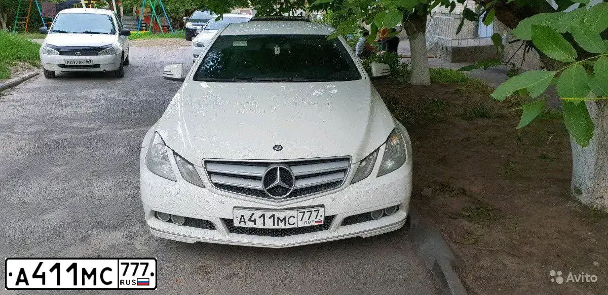 Фото автомобиля MERCEDES E-KLASSE, 2010 — госномер Х300РУ161. Цвет: Белый
