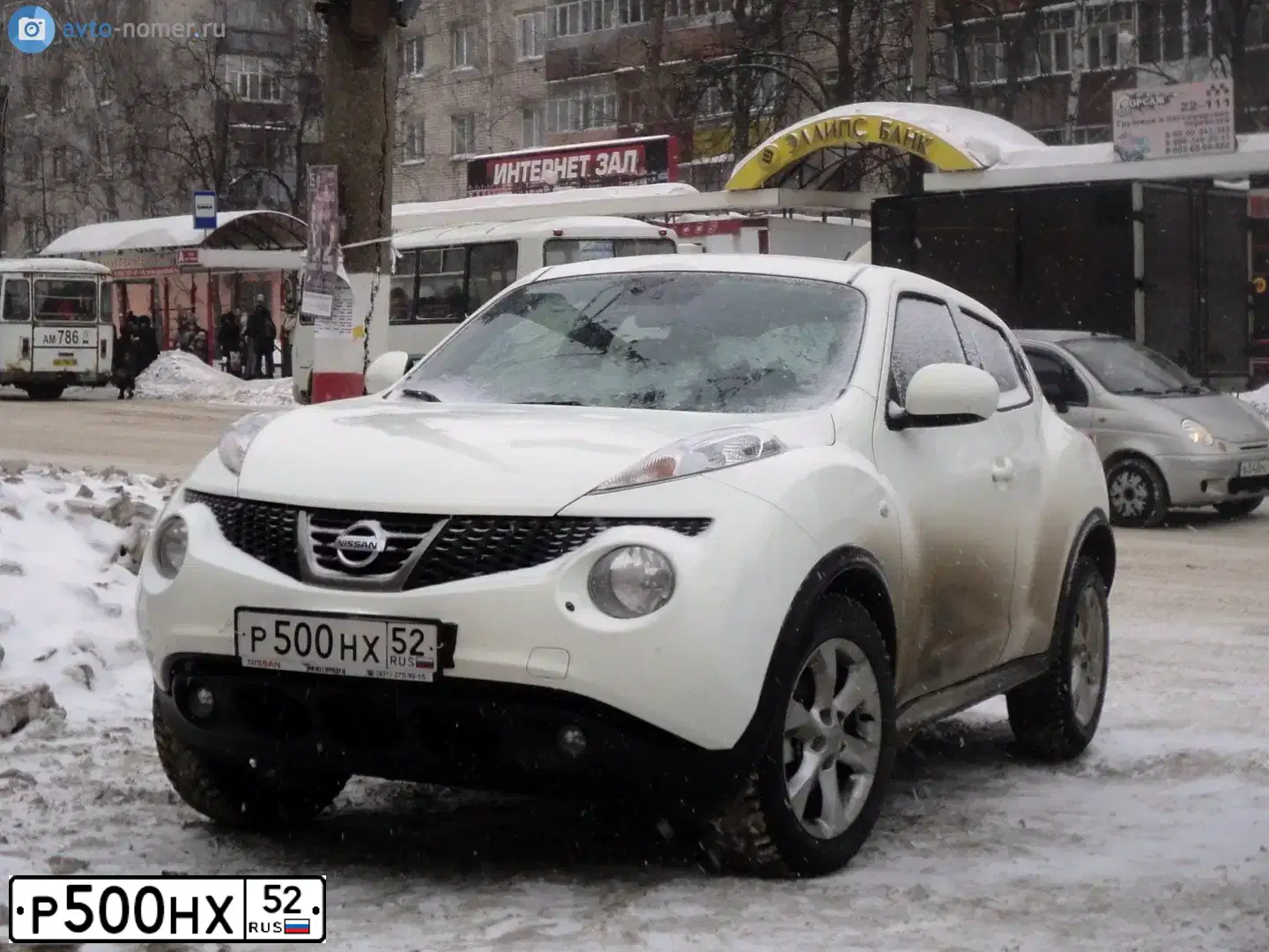 Фото автомобиля NISSAN JUKE, 2011 — госномер Х413НО33. Цвет: Белый
