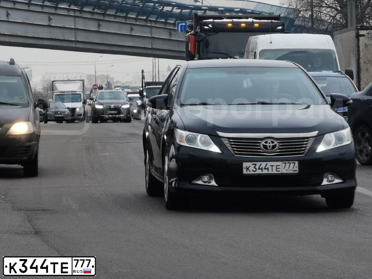 Фото автомобиля TOYOTA CAMRY, 2014 — госномер К344ТЕ777. Цвет: ЧЕРНЫЙ
