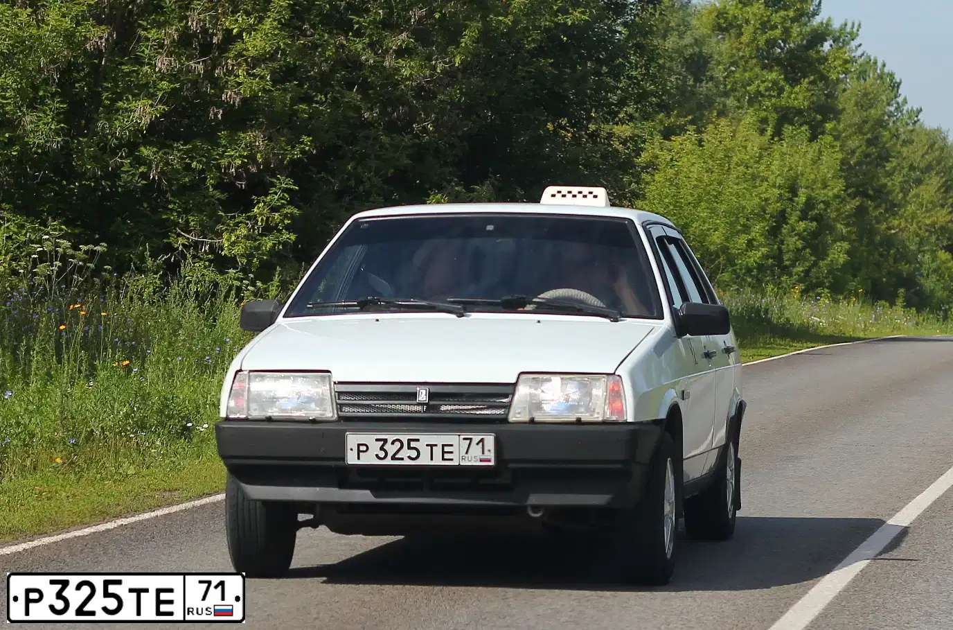 Фото автомобиля LADA 2109 SAMARA, 1999 — госномер Р325ТЕ71. Цвет: ЯРКО-БЕЛЫЙ