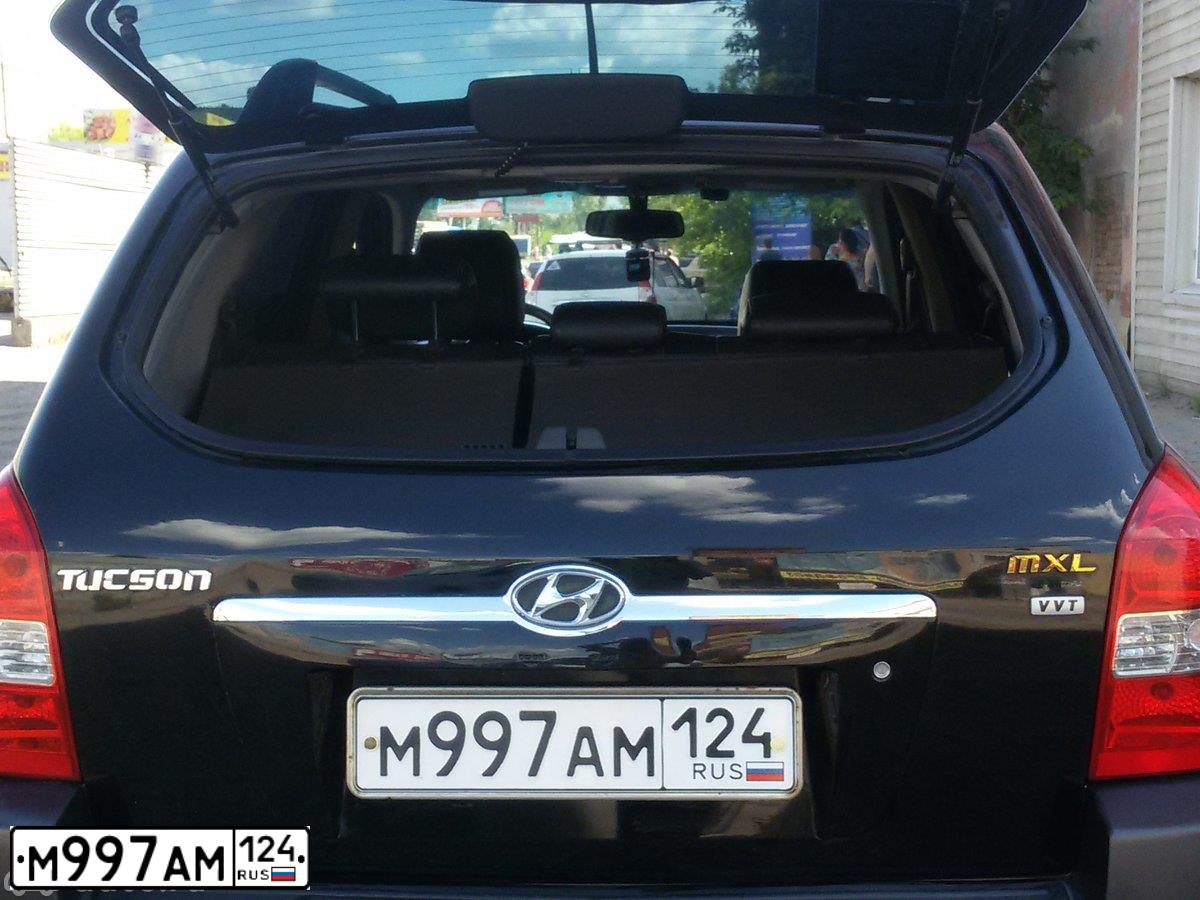 Фото автомобиля HYUNDAI TUCSON, 2005 — госномер М997АМ124. Цвет: ЧЕРНЫЙ-СЕРЫЙ