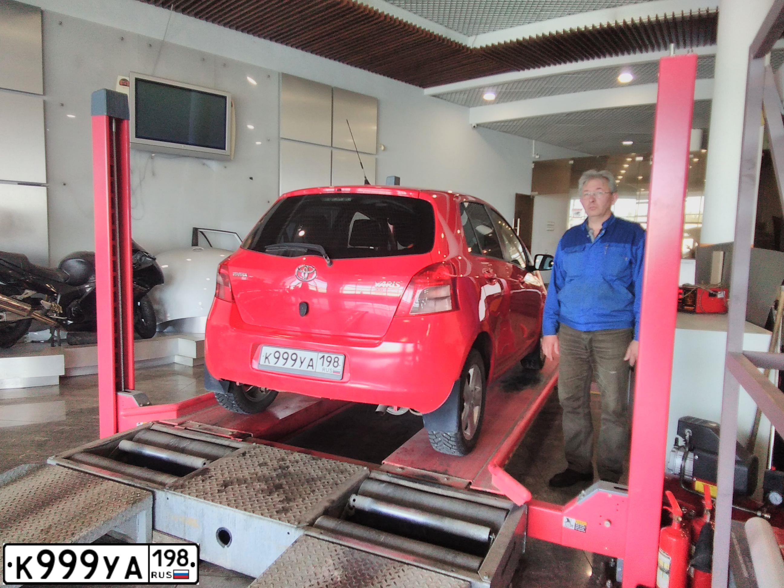 Фото автомобиля TOYOTA YARIS, 2008 — госномер М102РР198. Цвет: Красный