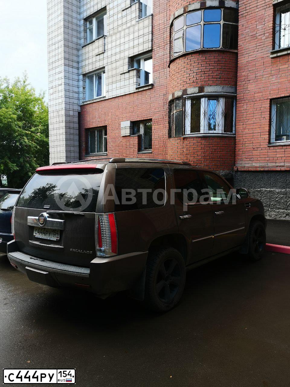 Фото автомобиля CADILLAC ESCALADE, 2013 — госномер С444РУ154. Цвет: КОРИЧНЕВЫЙ МЕТАЛЛИК