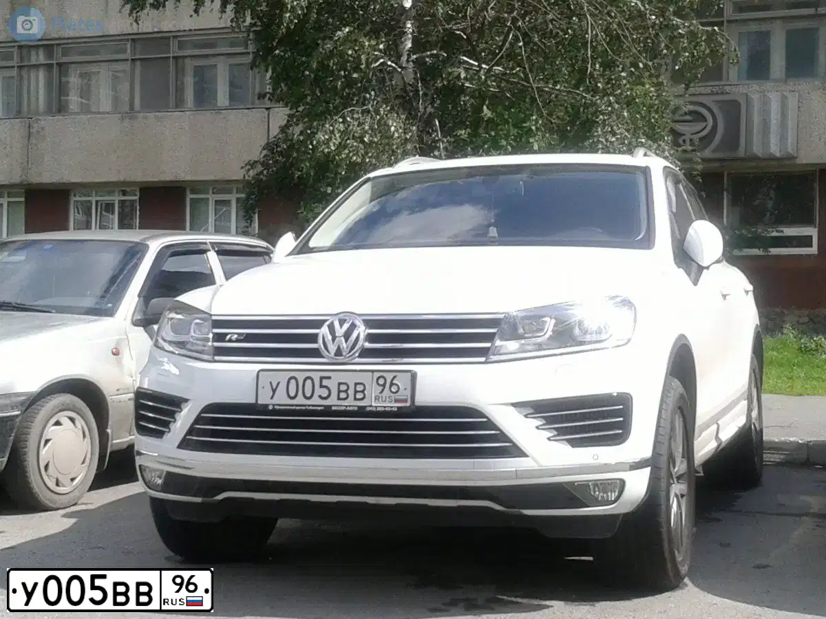 Фото автомобиля VOLKSWAGEN TOUAREG, 2016 — госномер Н192КА774. Цвет: Белый
