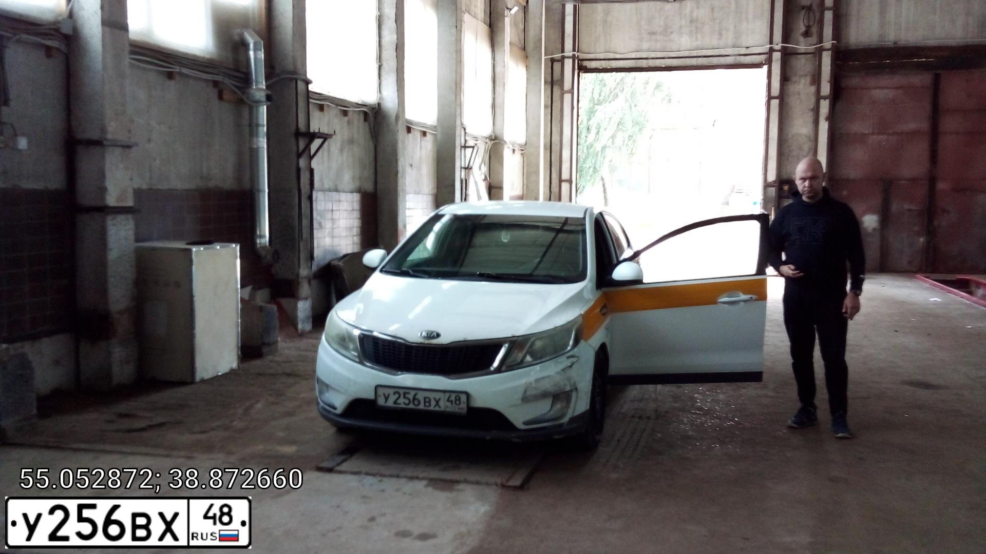 Фото автомобиля KIA RIO, 2014 — госномер У256ВХ48. Цвет: БЕЛЫЙ-ЖЕЛТЫЙ-СЕРЫЙ
