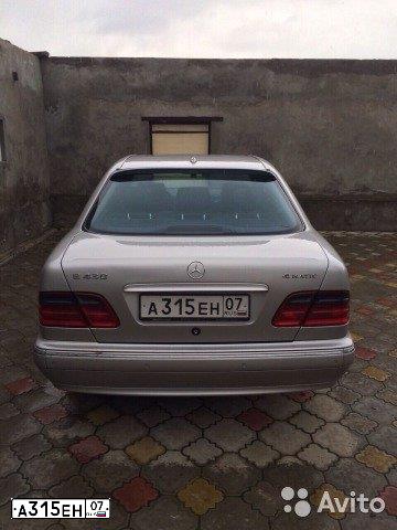Фото автомобиля MERCEDES E-KLASSE, 1998 — госномер Н819ЕВ15. Цвет: Серебристый