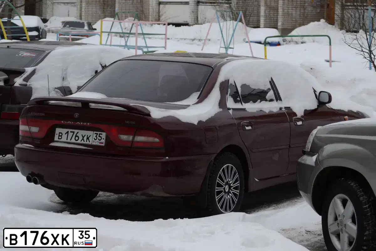 Фото автомобиля MITSUBISHI GALANT, 1993 — госномер В176ХК35. Цвет: ВИШНЕВЫЙ