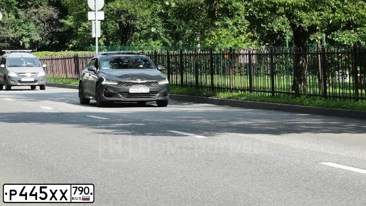 Фото автомобиля KIA K5, 2020 — госномер Р445ХХ790. Цвет: СЕРЫЙ