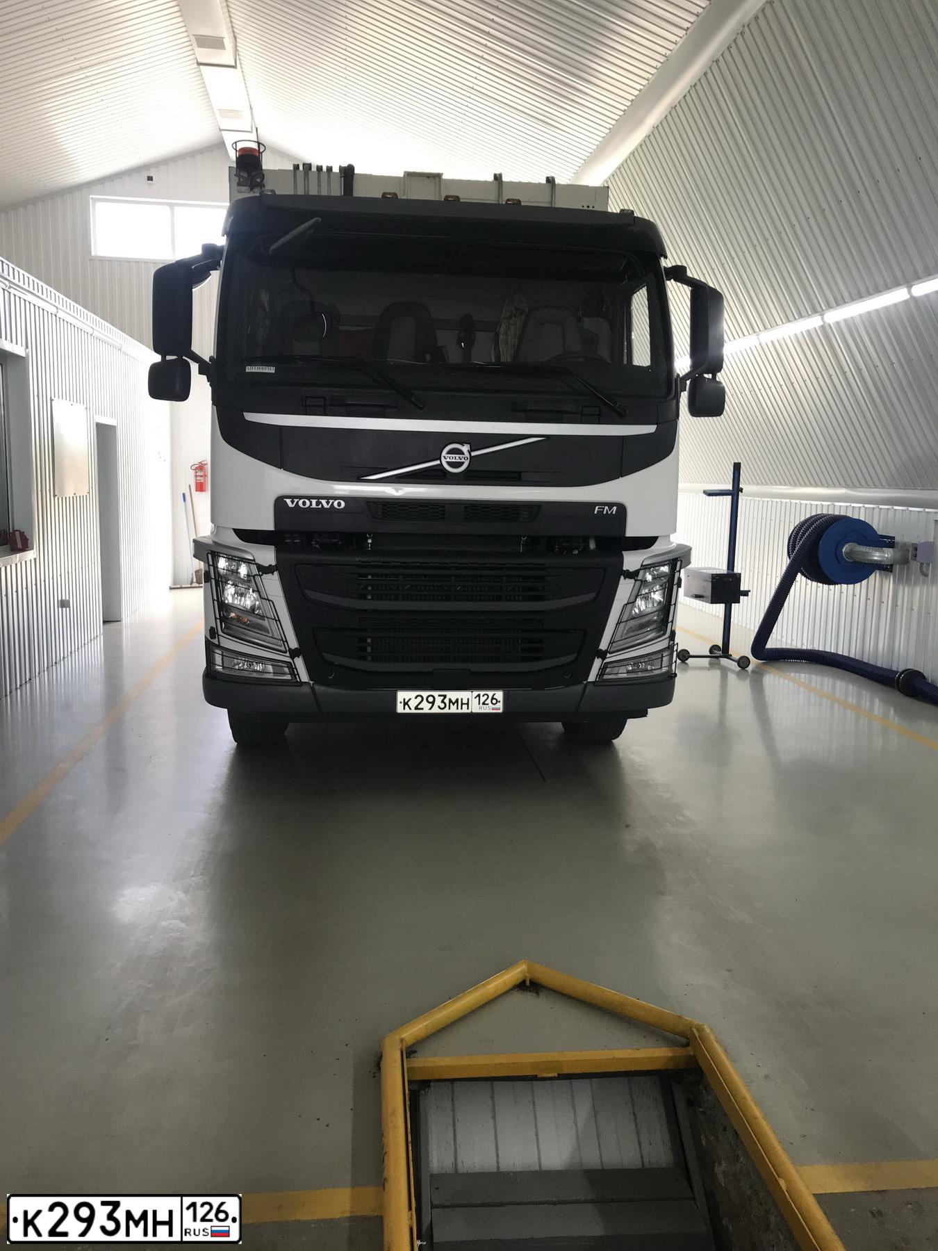 Фото автомобиля VOLVO O SERIE FM 4X2, 2019 — госномер К293МН126. Цвет: Белый