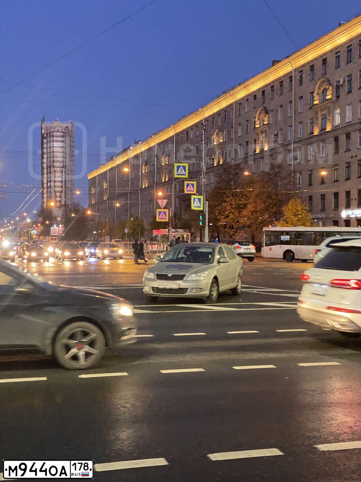 Фото автомобиля SKODA OCTAVIA, 2012 — госномер М944ОА178. Цвет: СЕРЫЙ