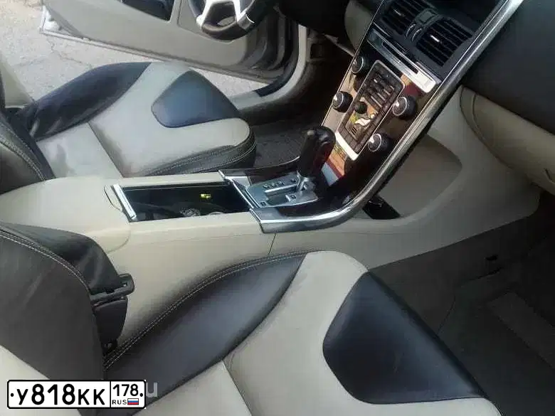 Фото автомобиля VOLVO XC60, 2012 — госномер В333УТ98. Цвет: БЕЖЕВЫЙ