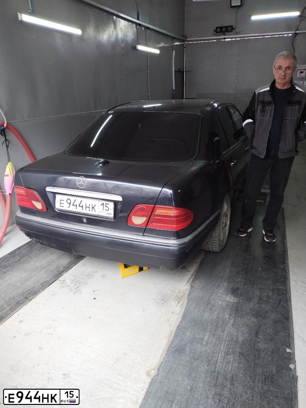 Фото автомобиля MERCEDES E-KLASSE, 1998 — госномер М772ММ50. Цвет: ФИОЛЕТОВЫЙ