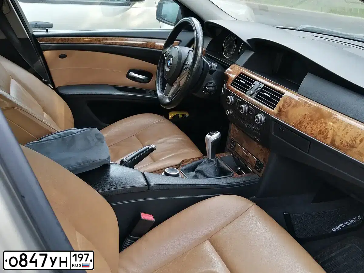Фото автомобиля BMW SERIE 5, 2008 — госномер О286НР77. Цвет: ЖЕЛТЫЙ