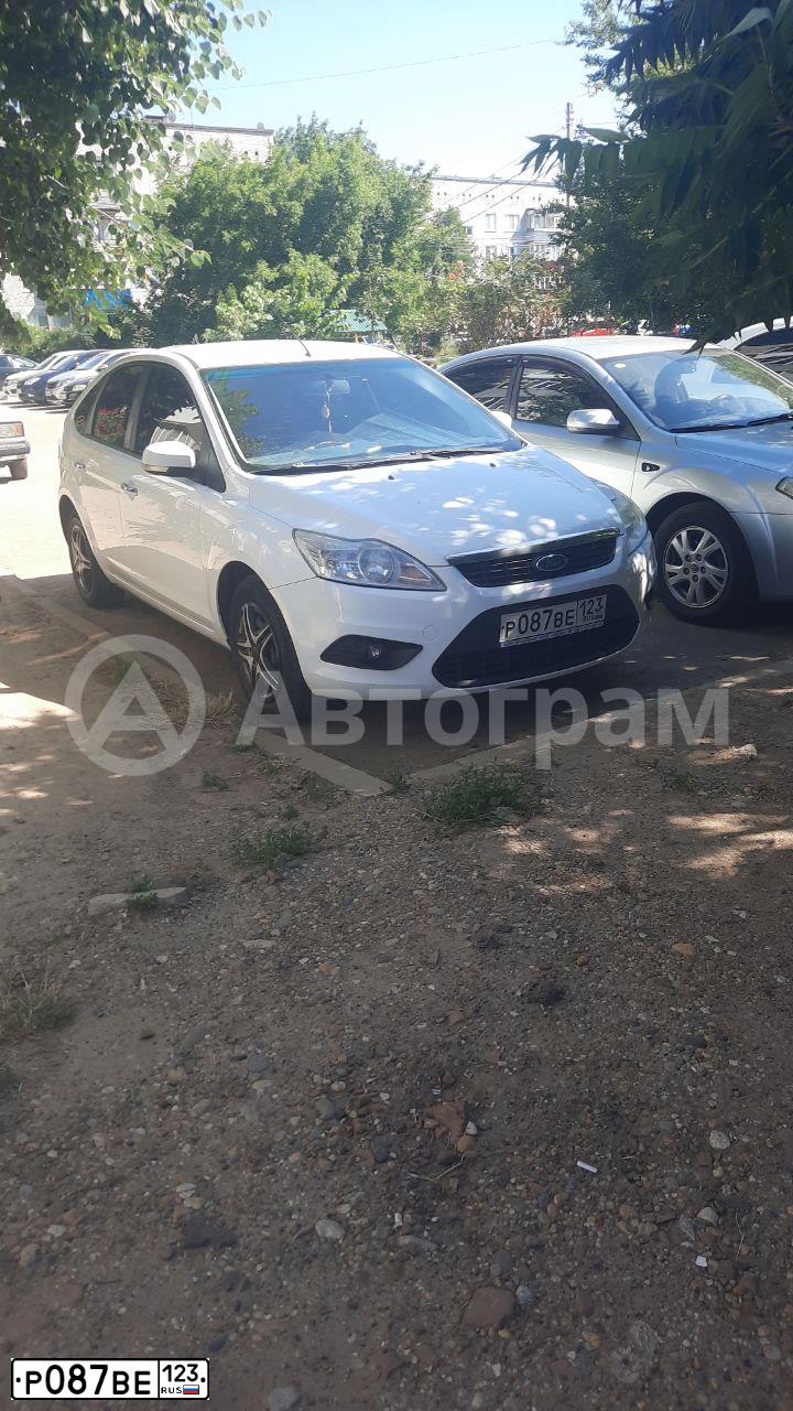 Фото автомобиля FORD FOCUS, 2009 — госномер Р087ВЕ123. Цвет: Белый