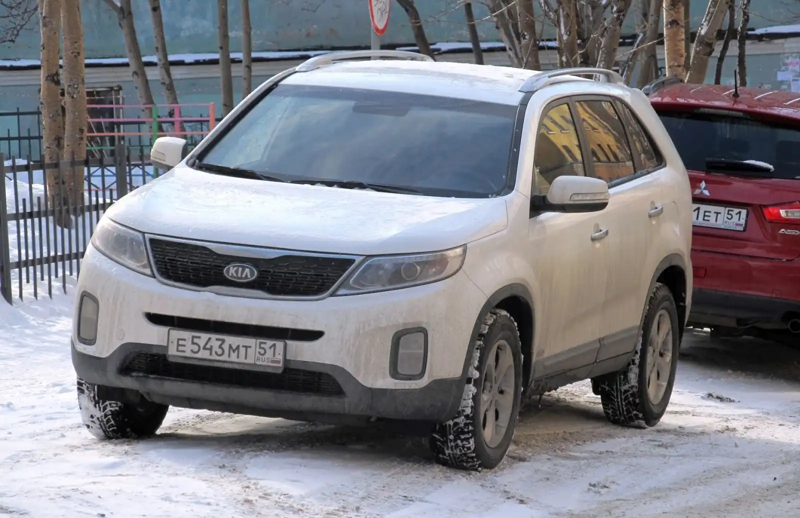 Фото автомобиля KIA SORENTO, 2014 — госномер Е543МТ51. Цвет: Белый