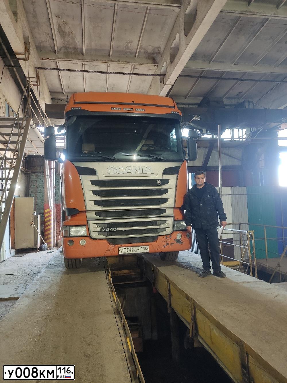Фото автомобиля SCANIA SERIE R /4X2/, 2014 — госномер У008КМ116. Цвет: ОРАНЖЕВЫЙ