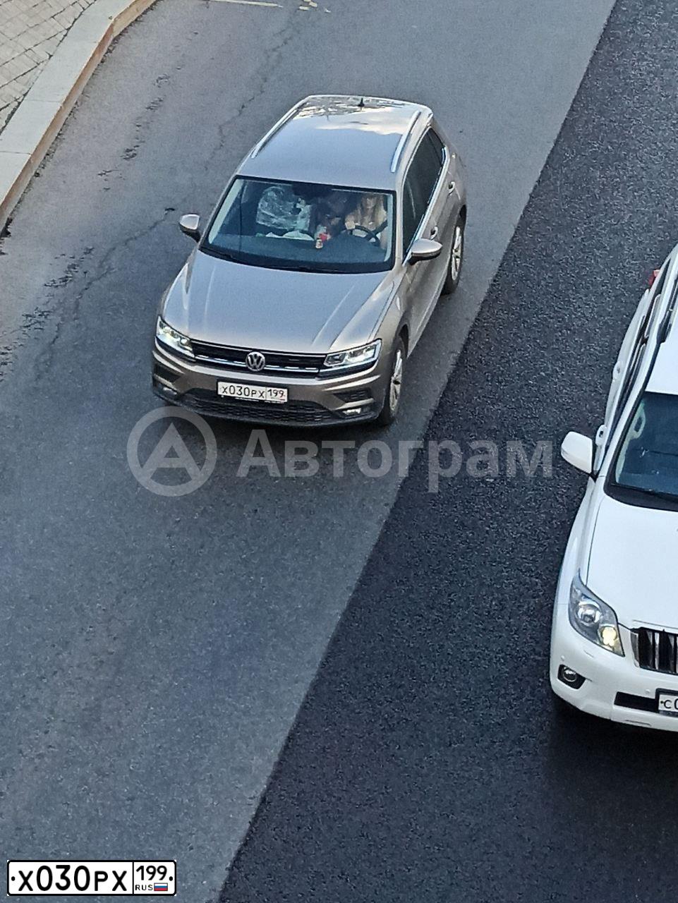 Фото автомобиля VOLKSWAGEN TIGUAN, 2017 — госномер Х030РХ199. Цвет: БЕЖЕВЫЙ