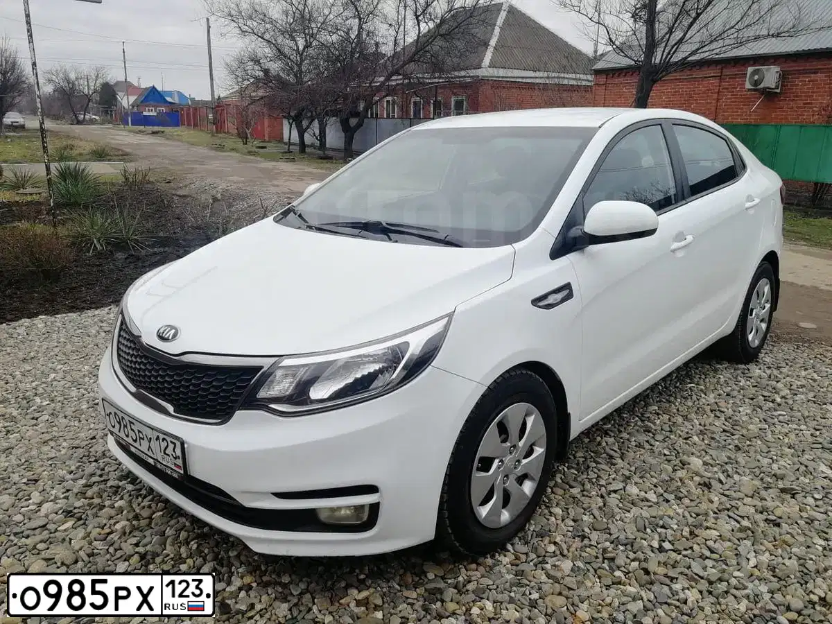 Фото автомобиля KIA RIO, 2015 — госномер О985РХ123. Цвет: БЕЛЫЙ
