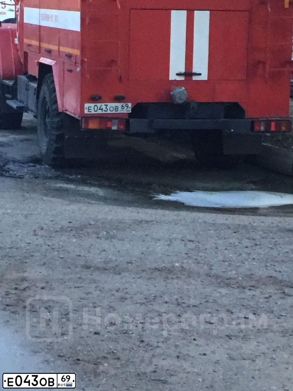 Фото автомобиля URAL 4320 /6X6/, 2010 — госномер Е043ОВ69. Цвет: ЦВ СХ А6 ПО ГОСТ Р 50574-2019