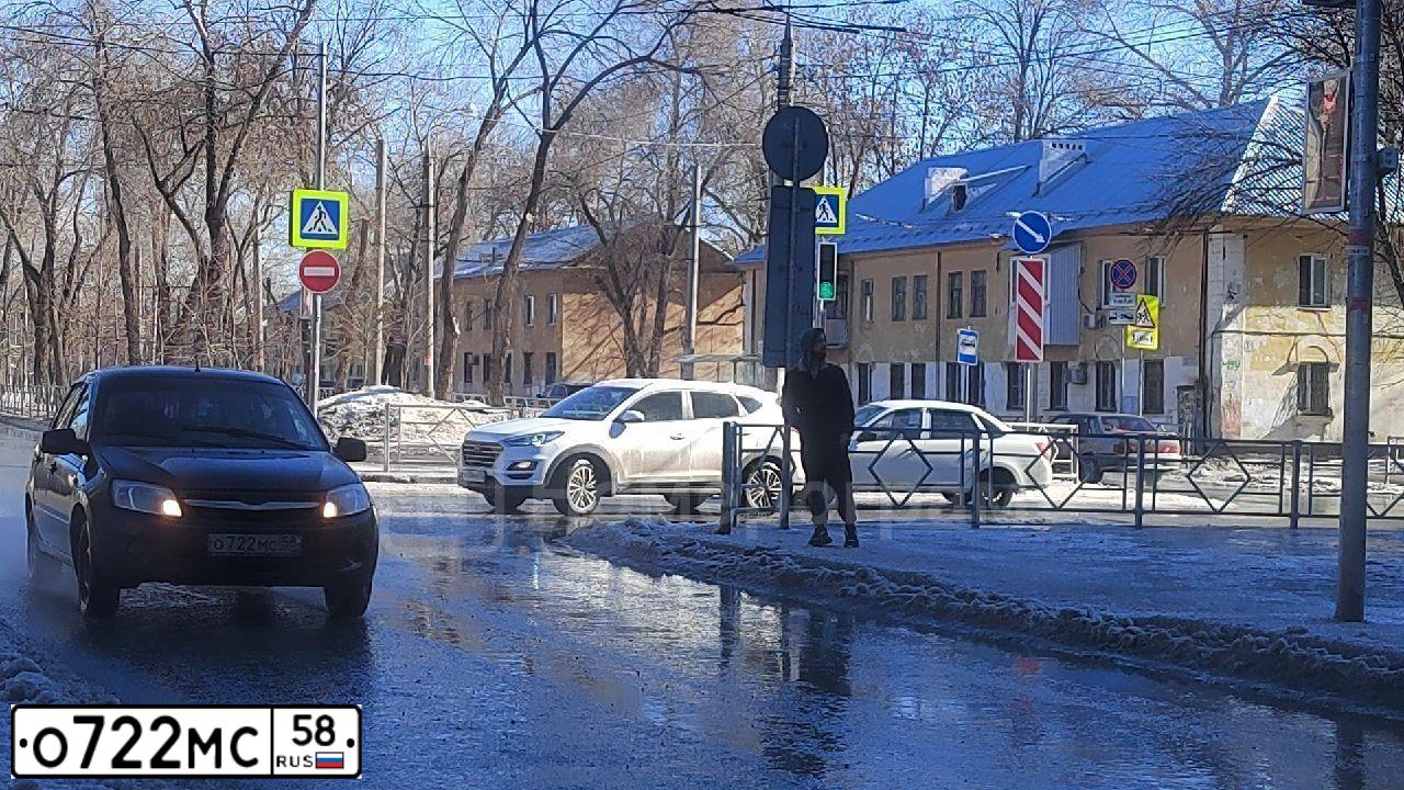 Фото автомобиля LADA 2190 GRANTA, 2013 — госномер О722МС58. Цвет: Сине-Черный