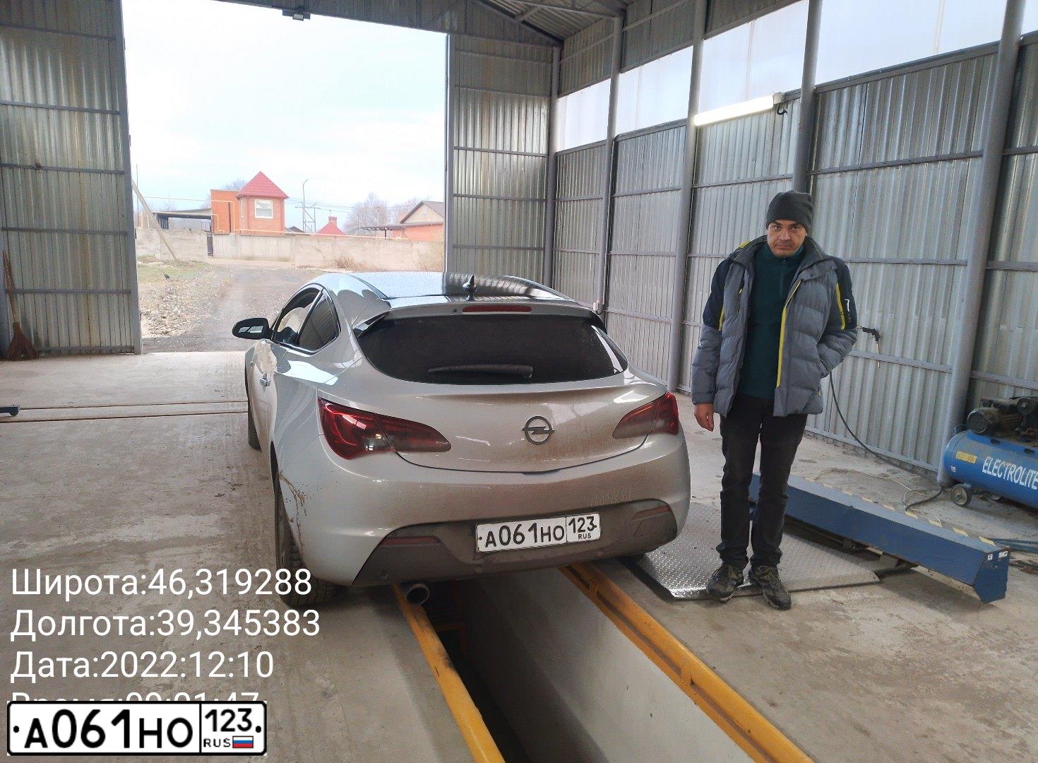 Фото автомобиля OPEL ASTRA, 2012 — госномер А061НО123. Цвет: Белый