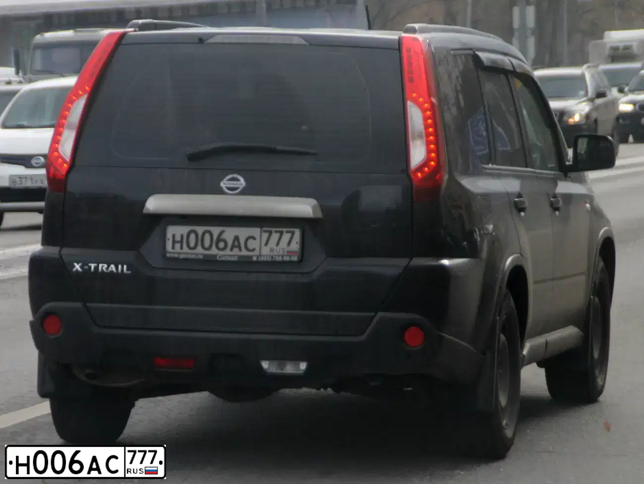Фото автомобиля NISSAN X-TRAIL, 2013 — госномер Н006АС777. Цвет: ЧЕРНЫЙ