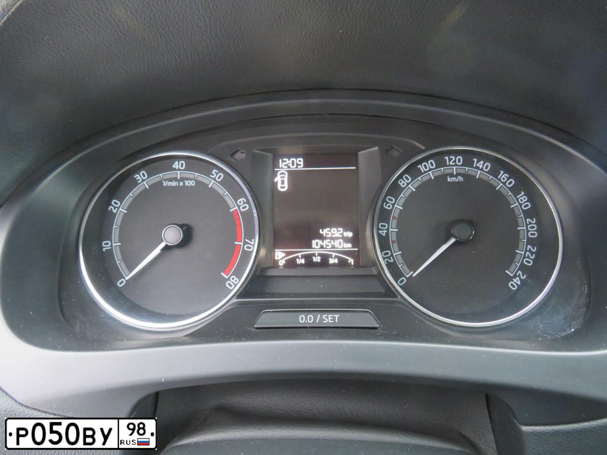 Фото автомобиля SKODA RAPID, 2018 — госномер Р160ОУ198. Цвет: Белый