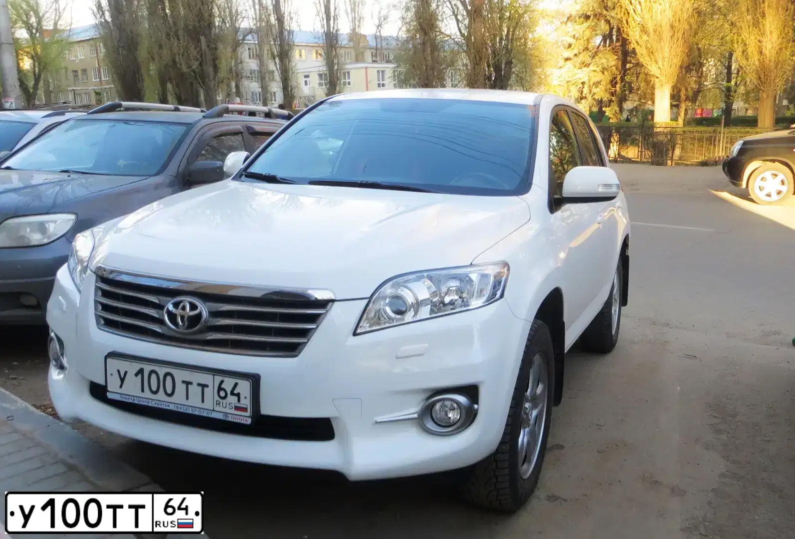 Фото автомобиля TOYOTA RAV4, 2012 — госномер У100ТТ64. Цвет: БЕЛЫЙ