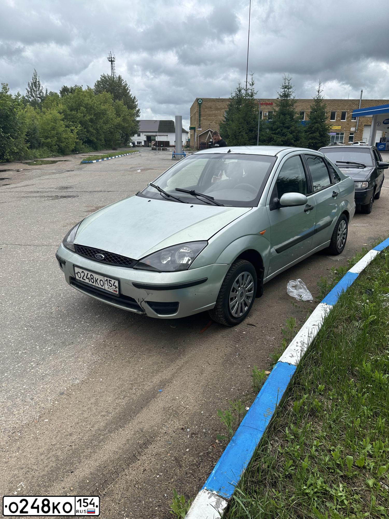 Фото автомобиля FORD FOCUS, 2004 — госномер О248КО154. Цвет: Серый